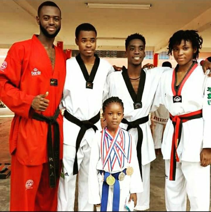 Jessica à droite, avec ses coéquipiers de Taekwondo