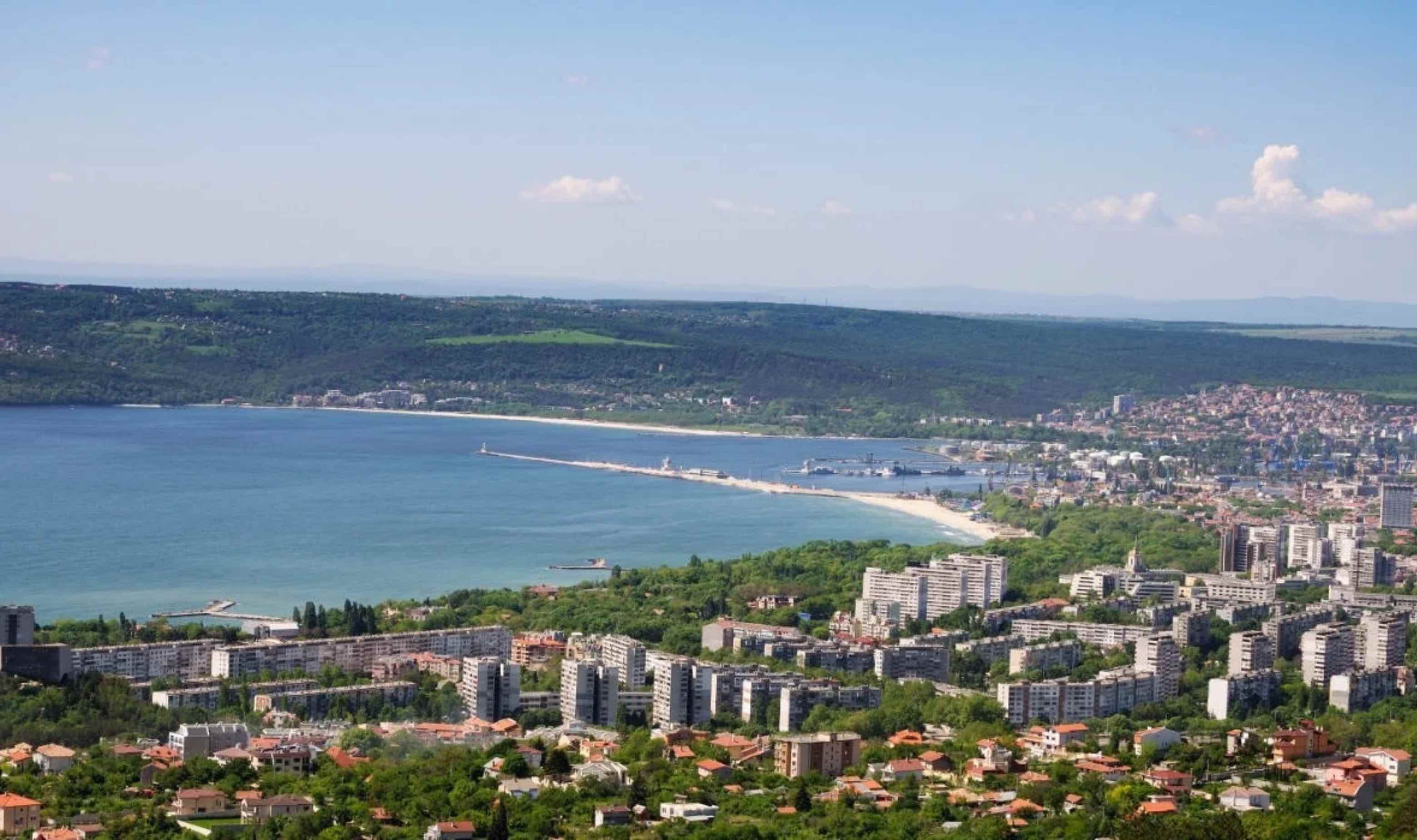 Vue aérienne sur la montagne et la mer à Varna