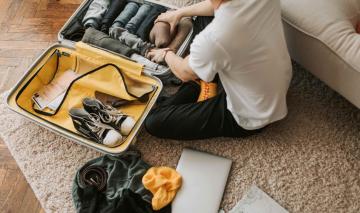 Etudiant préparant sa valise pour partir en échange universitaire